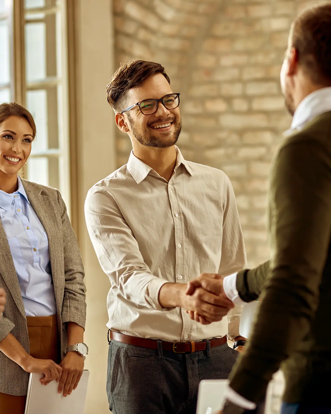 Arquiteto da WL Móveis Corporativos recebendo um cliente